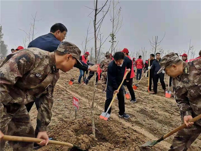 市委书记陈星等四大班子领导带领干部群众,志愿者,到遂平县和兴镇参加