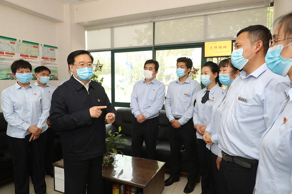　王国生在郑州探询慰问一线服务者时勉励大师 以习近平总秘书迫切复书为能源 在当年岗亭上续写不当年的故事