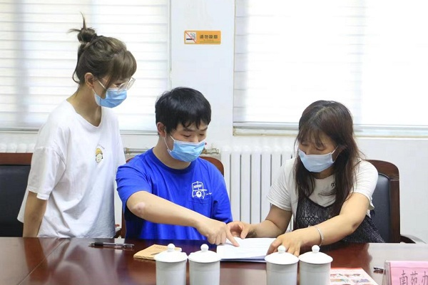 关爱成年孤儿 筑起爱的家园  <br>——开封市保障性住房管理中心提能力 强作风  <br>为成年孤儿优先提供公租房保障