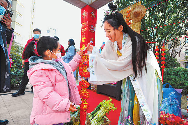 汉服迎新 年味渐浓