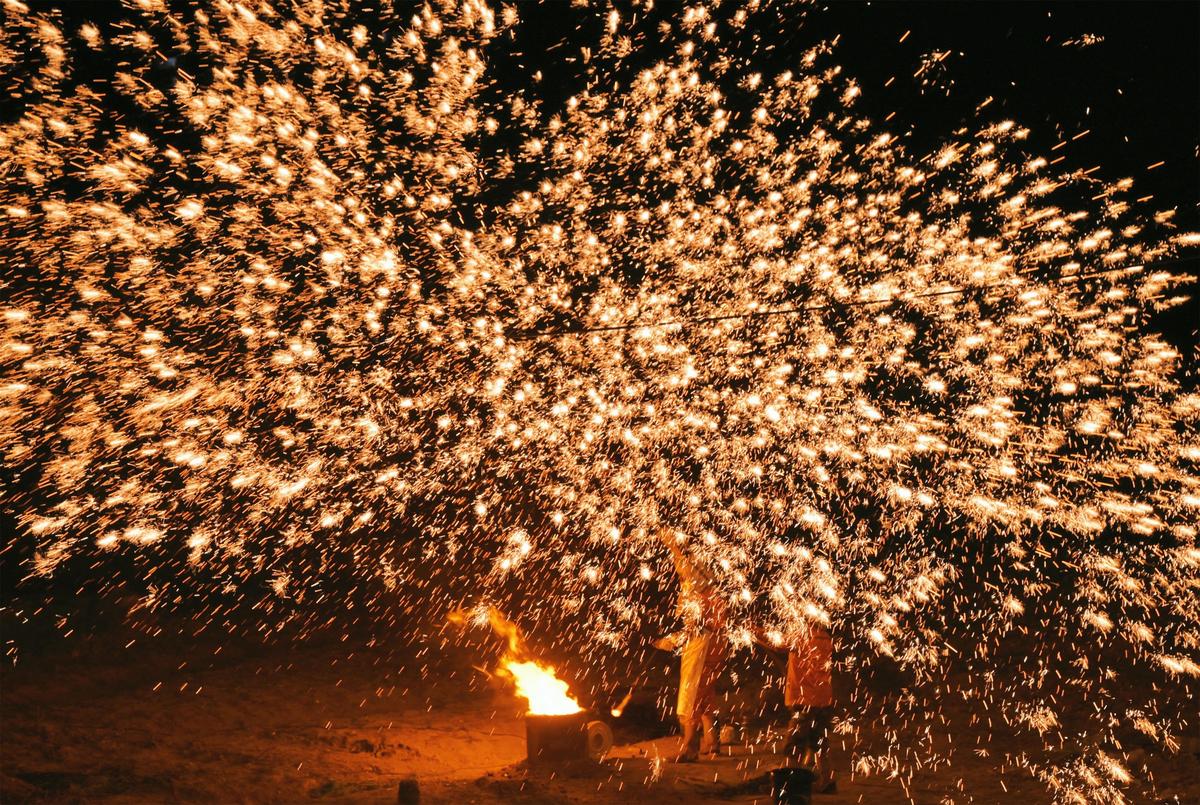 商城非遺技藝打鐵花閃耀夜空