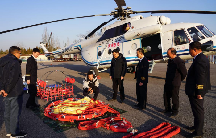 省应急厅党委委员、副厅长金瑞科赴新乡唐庄机场督导航空救援工作