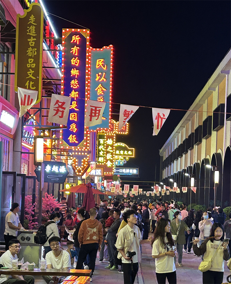 殷墟考古文旅小镇游客如织.jpg
