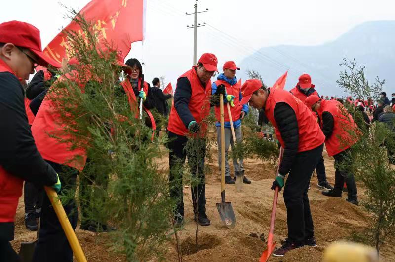 义务植树添新绿  美好家园增春色 ——省扶贫办组织开展义务植树活动