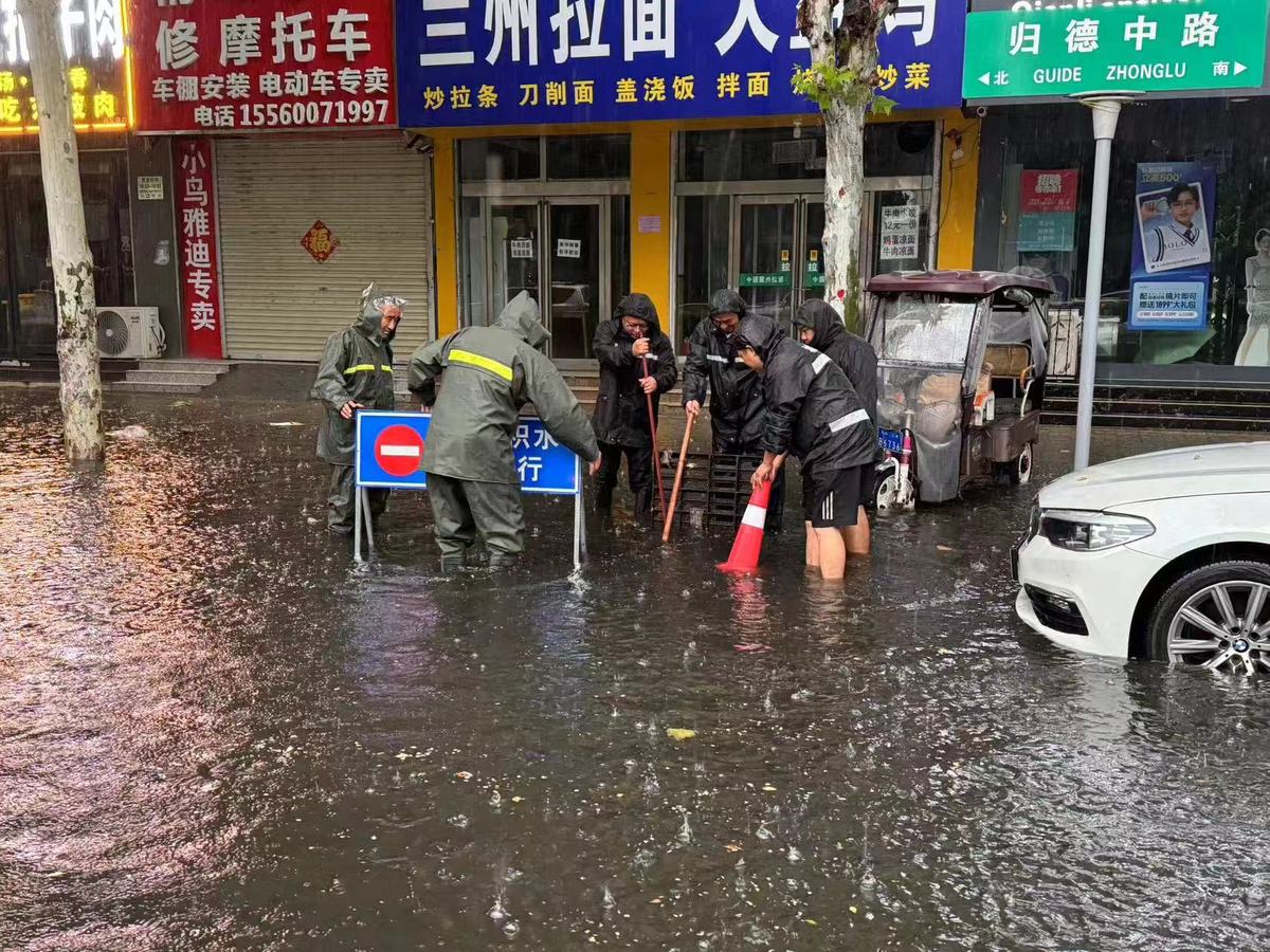 查险情、排积水……商丘城管系统400余名防汛突击队员积极应对强降雨