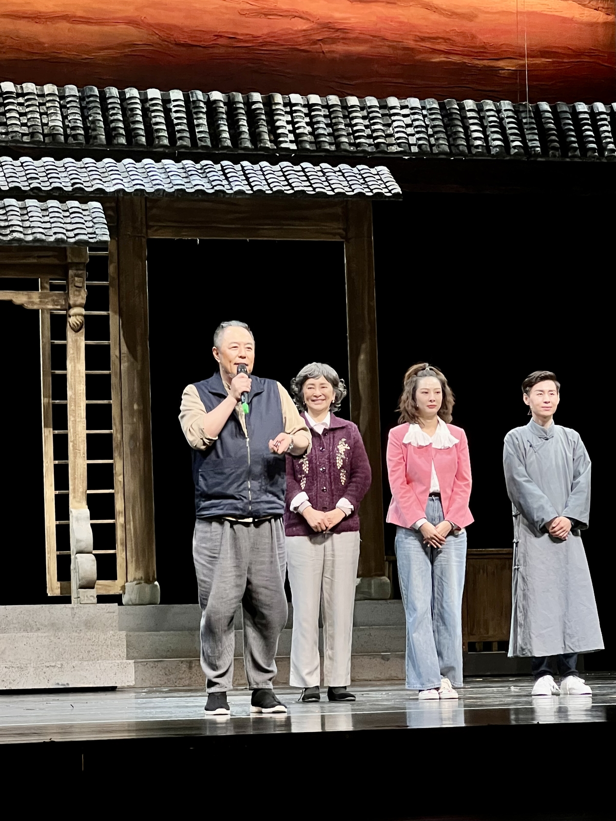 话剧《椅子》在河南艺术中心成功上演