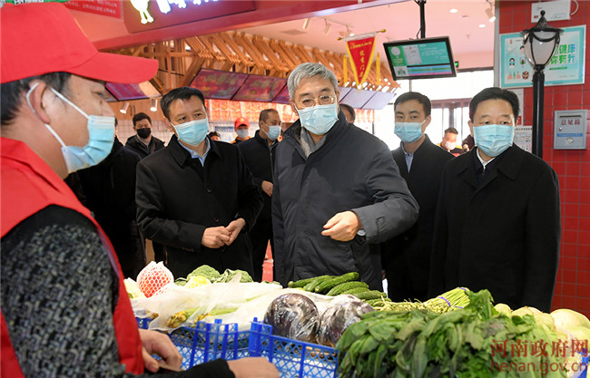 尹弘走进居民家中、菜市场检查冬季供暖和市场供应