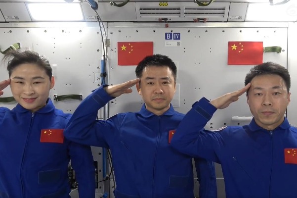 Taikonauts Wish China Happy National Day from Space