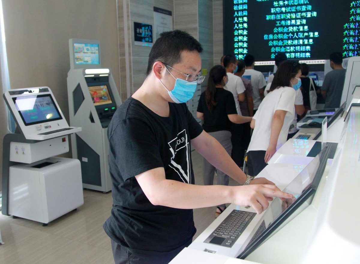 摄据了解,这款智能政务服务工作台是河南省首家配备,它借助人工智能