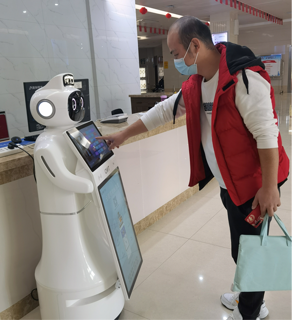 智能机器人入职新乡市政务服务大厅