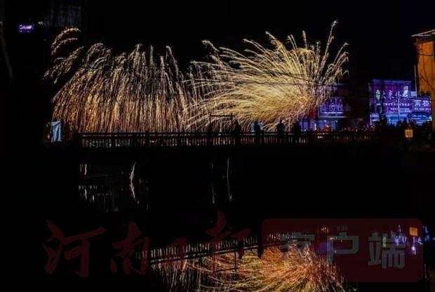 打得铁花当空舞 一如流星夜空现