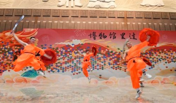 游“市博” 看“彩灯” 山东游客到郑州过大年