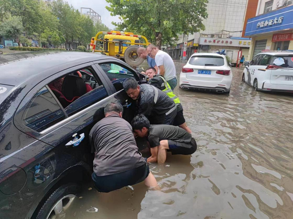 开封市尉氏县：致敬雨中的城管人