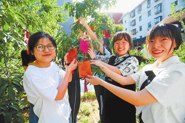 你們追夢 我們護(hù)航 高考今日啟幕