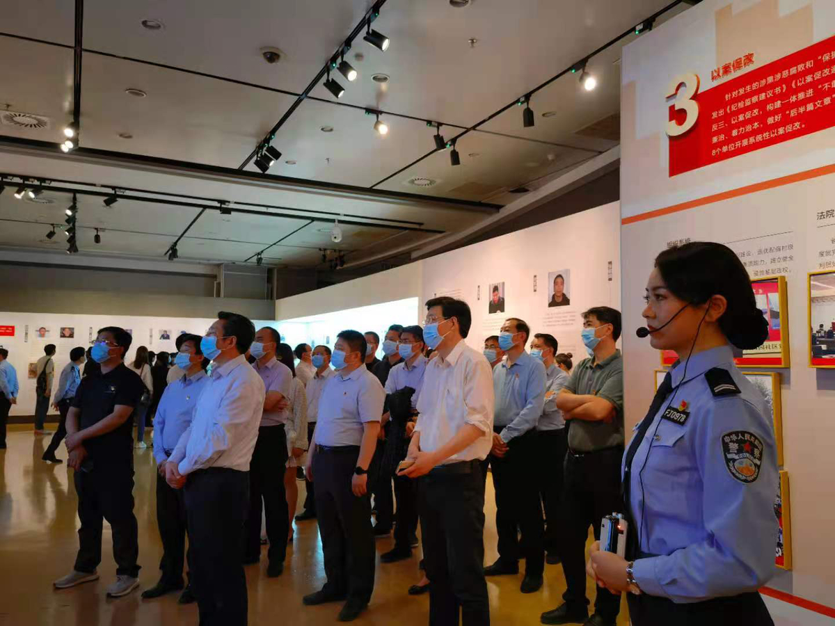 扫黑除恶  人民称道  ——省扶贫办组织参观省扫黑除恶专项斗争成果展