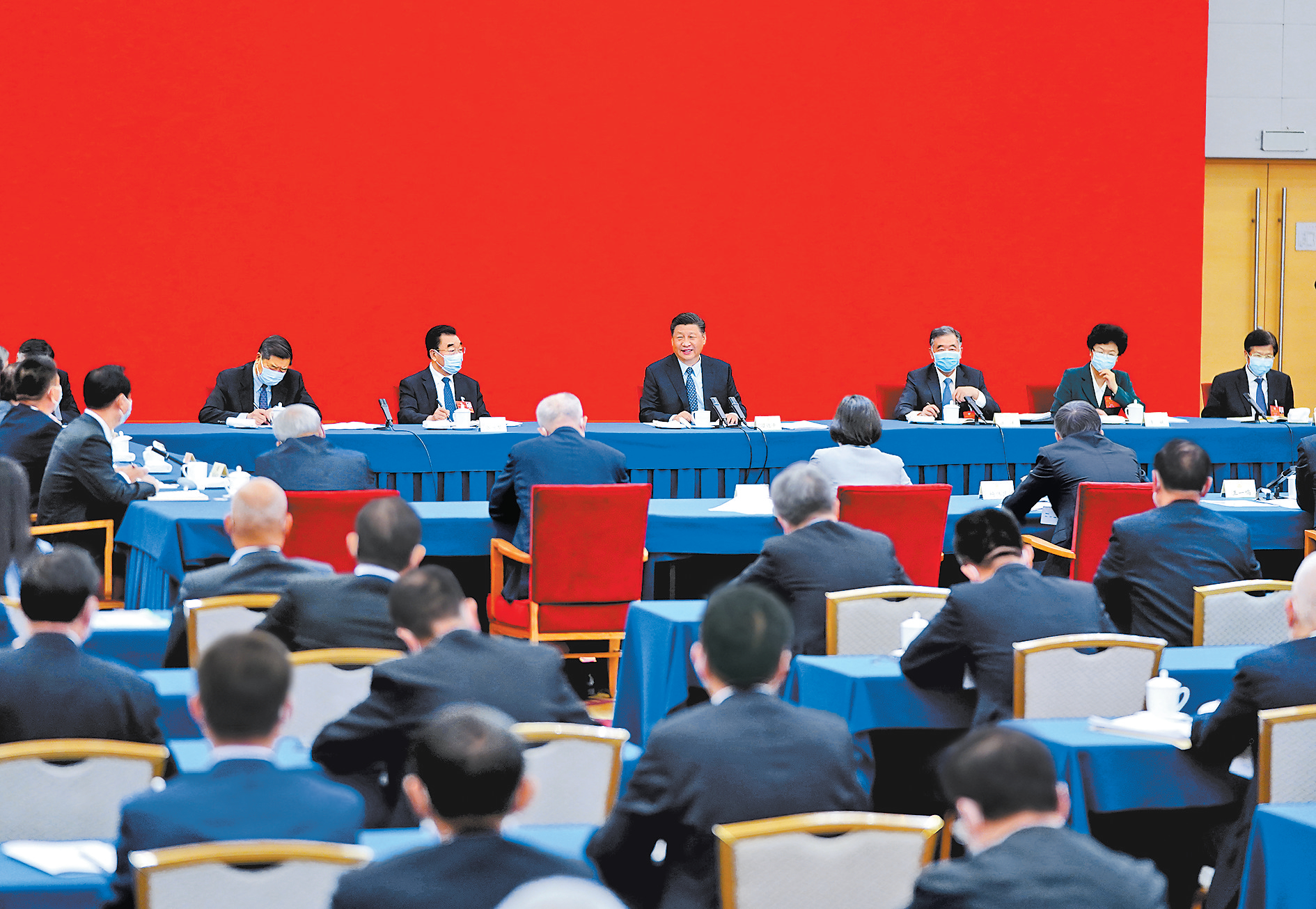 习近平在看望参加政协会议的经济界委员时强调 坚持用全面辩证长远眼光分析经济形势 努力在危机中育新机于变局中开新局