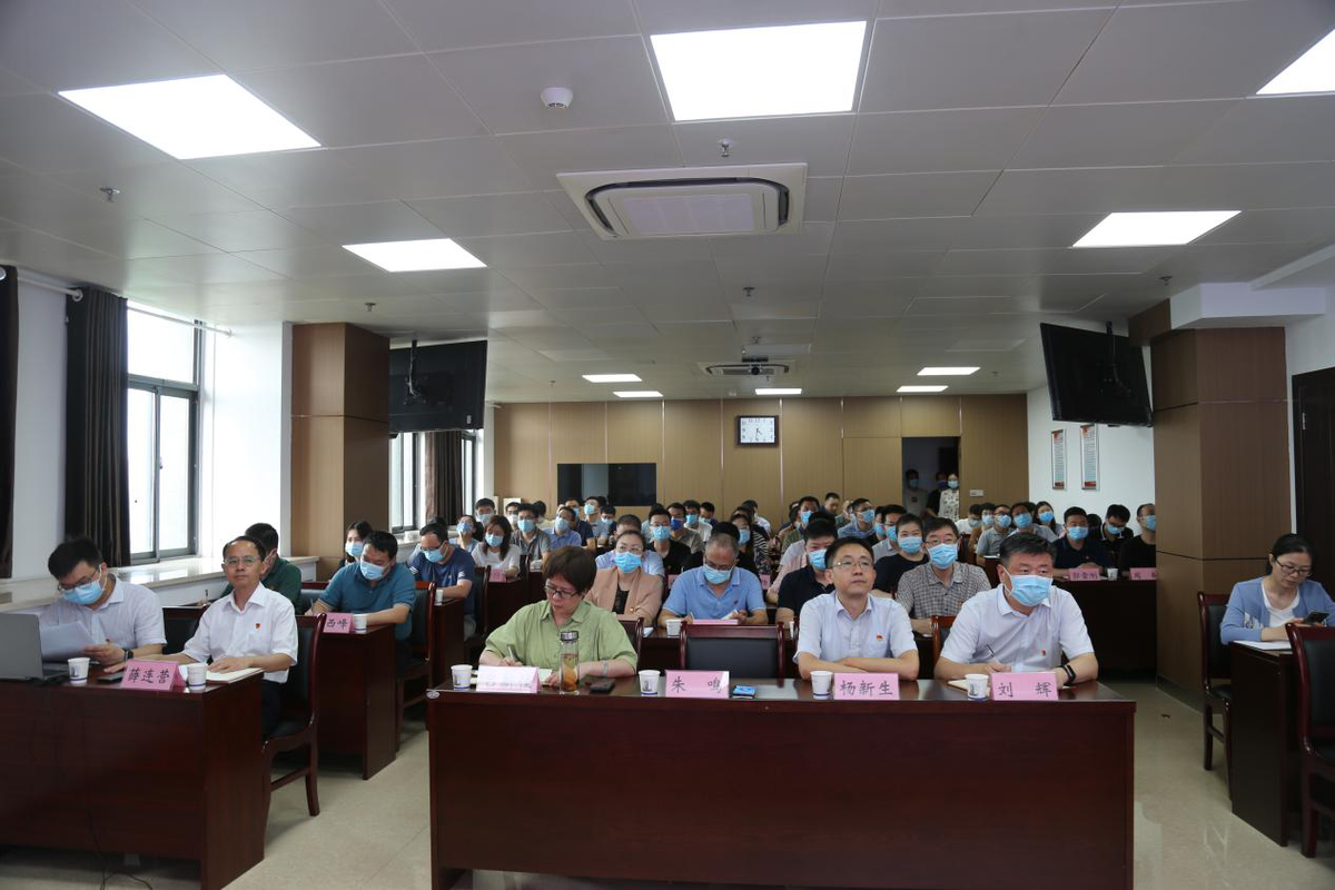 以制造业高质量发展坚决扛稳工信担当——省工业和信息化厅党组书记、厅长朱鸣为全厅青年干部讲专题党课