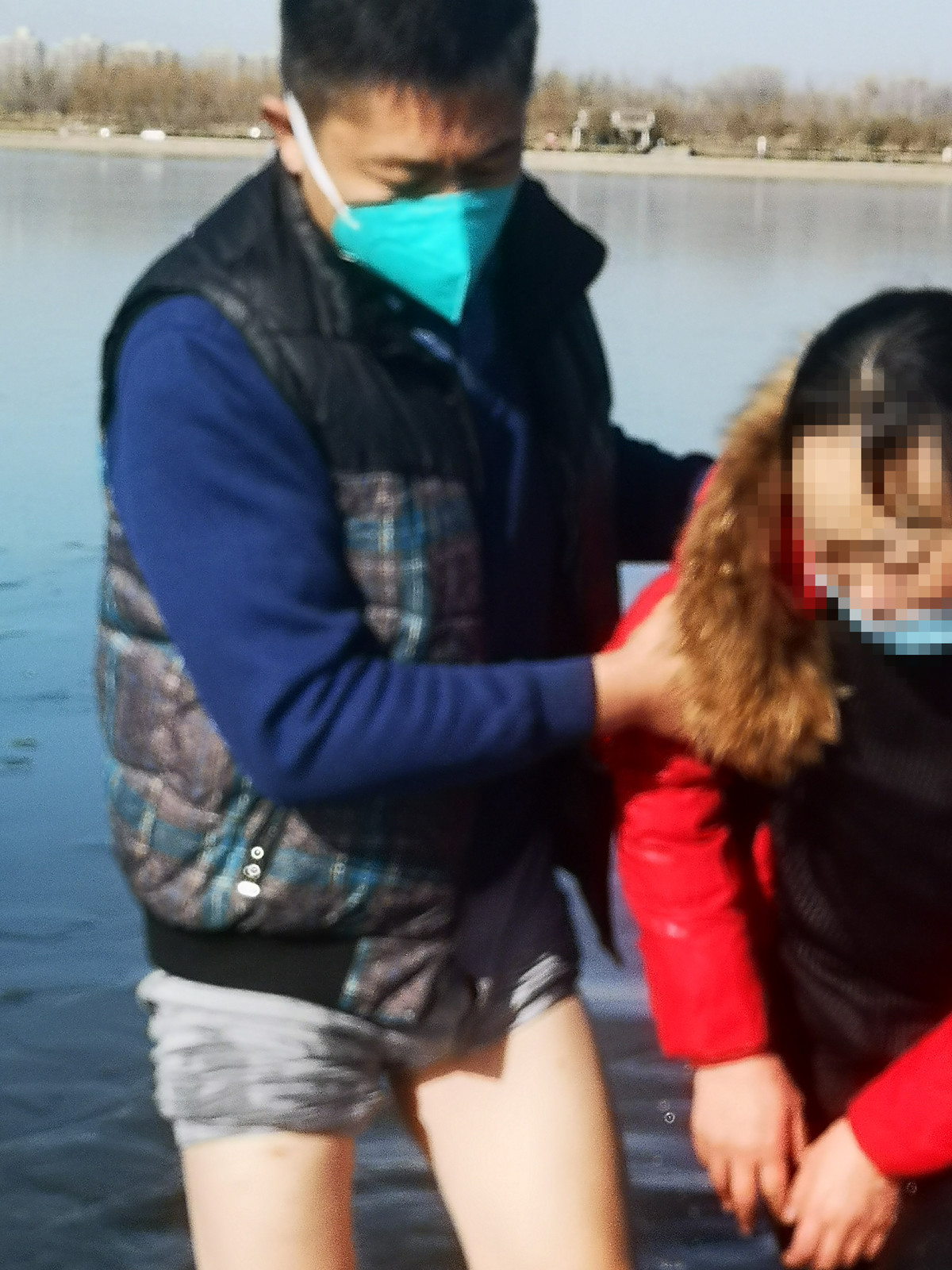 “救人要紧”！冰冷的湖水中，他们冲锋在前