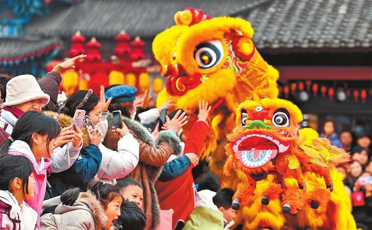 Robotic dogs perform lion dance in Kaifeng