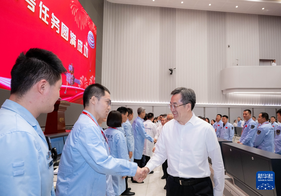 习近平代表党中央、国务院和中央军委致电祝贺探月工程嫦娥六号任务取得圆满成功