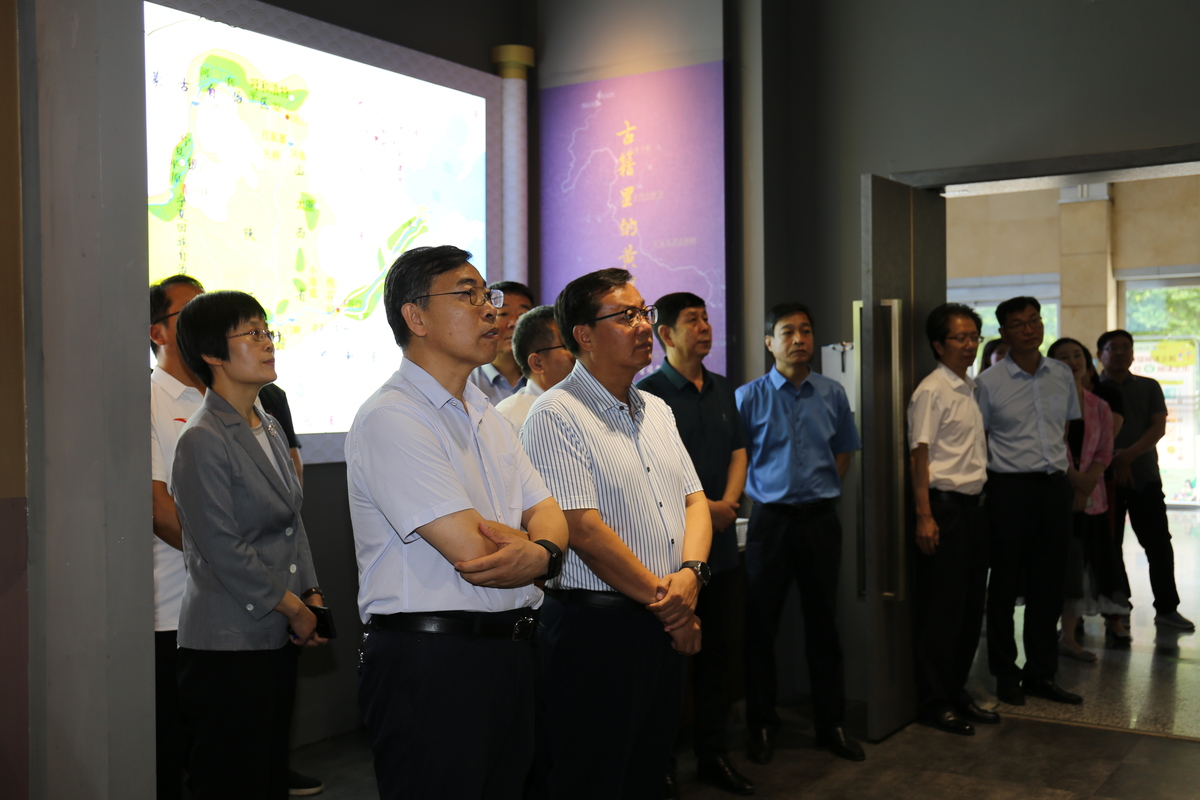 省委党史和地方史志研究室向全省公共图书馆捐赠图书