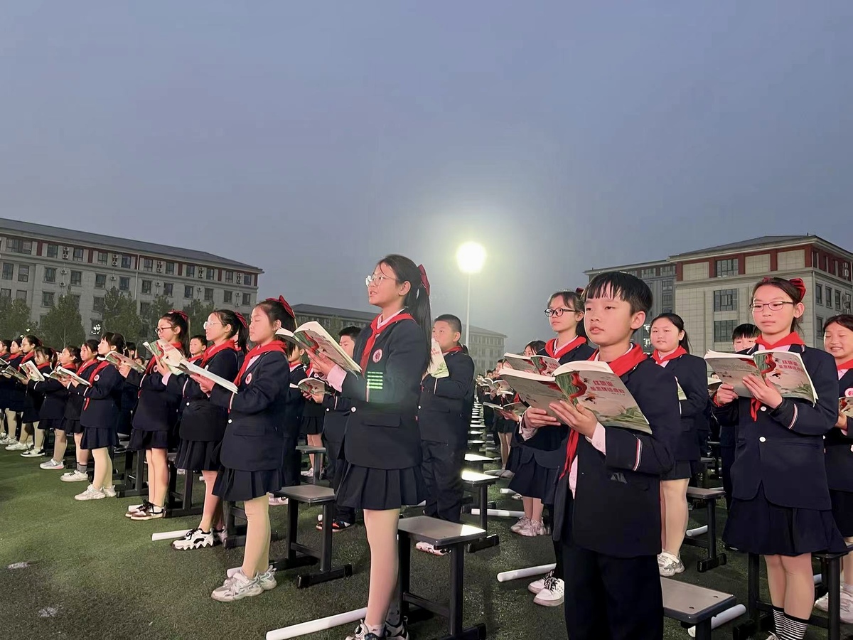 红旗渠畔 万人夜读