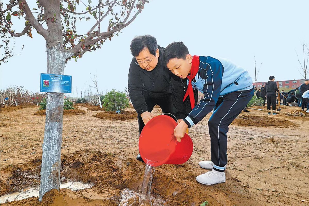 春季义务植树活动在郑州举行<br>楼阳生王凯孔昌生参加