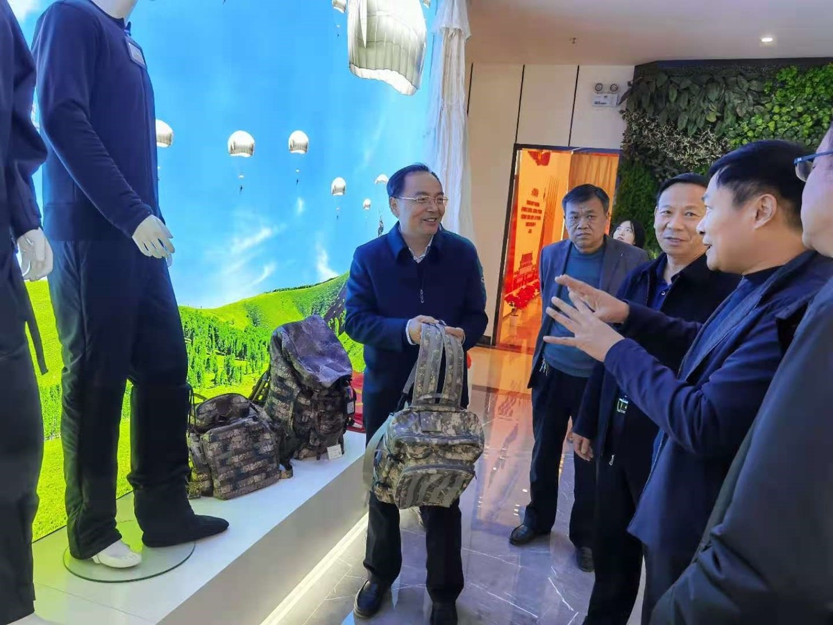省发展改革委党组成员、纪检监察组长李振明带队赴淇县发改委机关党支部联系点开展营商环境建设工作调研