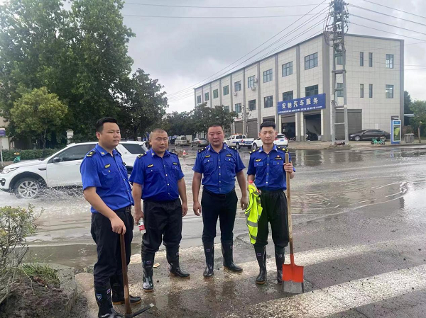 开封市尉氏县：致敬雨中的城管人
