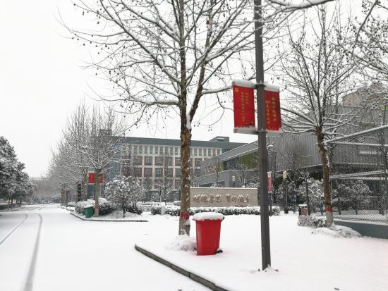 校园雪景