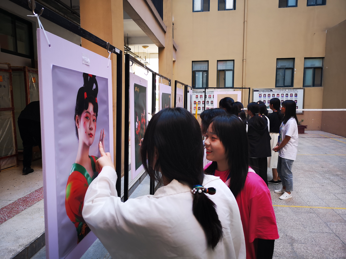 驻马店财经学校举行建党100周年学生写生作品展