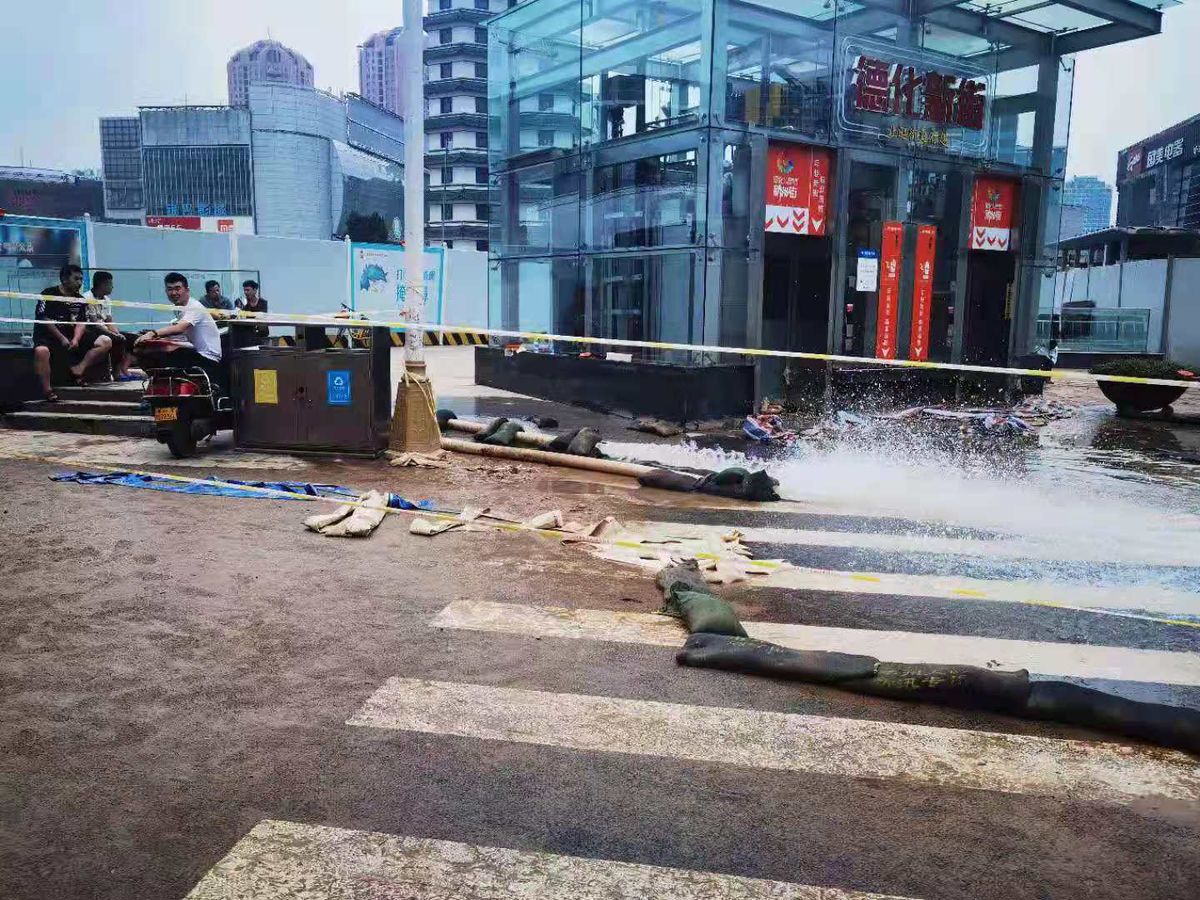 风雨砺初心  抢险担使命<br><br>——郑州德化步行街全力防汛抗洪抢险救灾