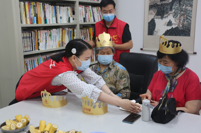 河南省应急管理厅党员志愿者为戊院社区老人过集体生日