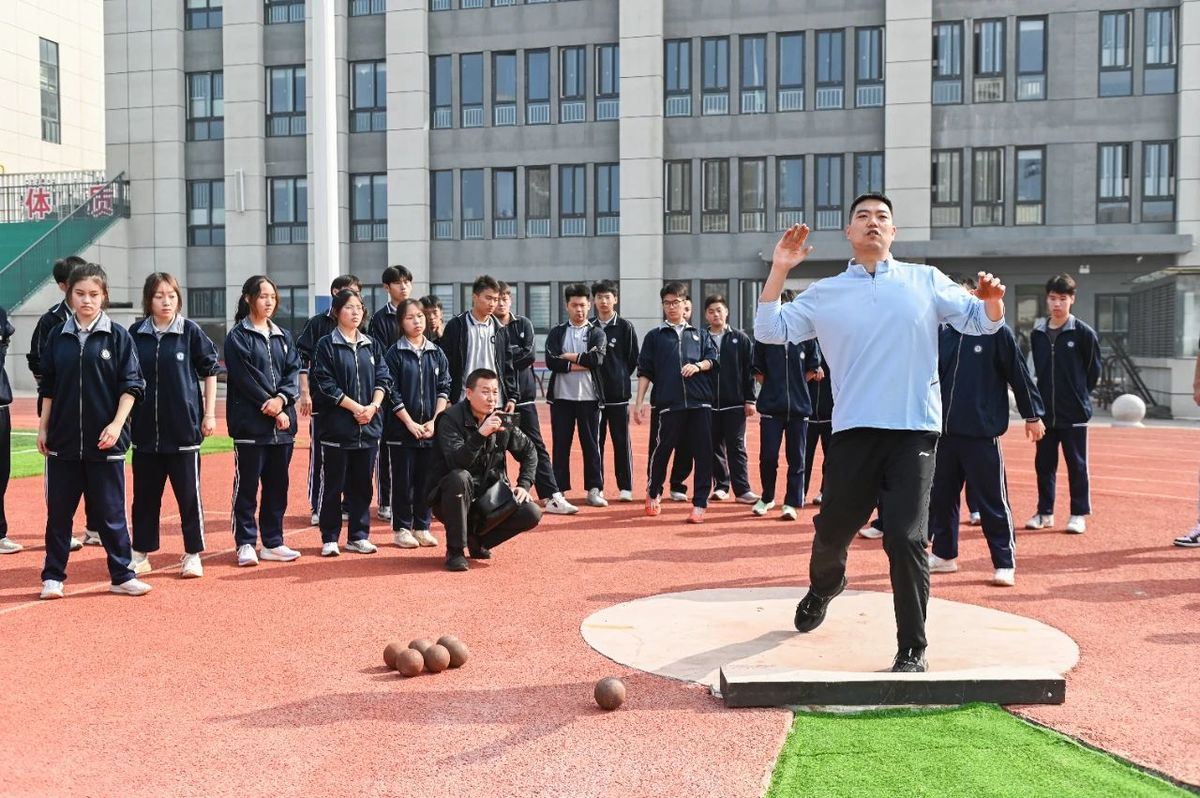 “奔跑吧·少年”冠军进校园活动走进安阳