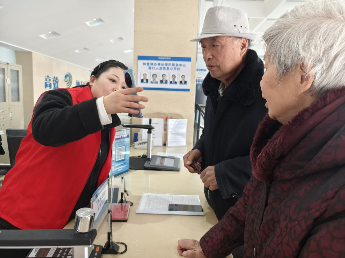 田由 摄为进一步优化政务服务环境,给老年人更多呵护和关爱,提升老年