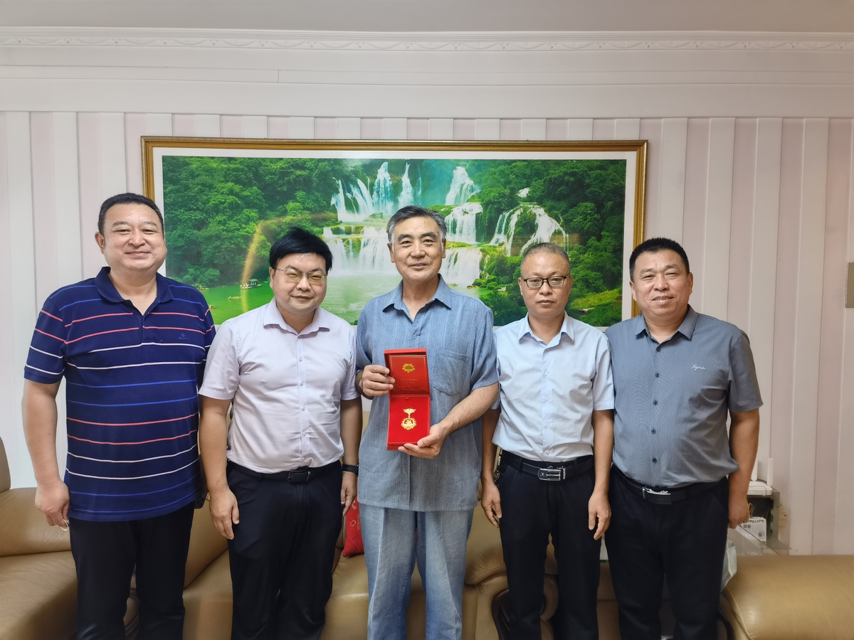 河南省科学技术厅为老党员 颁发“光荣在党50年”纪念章