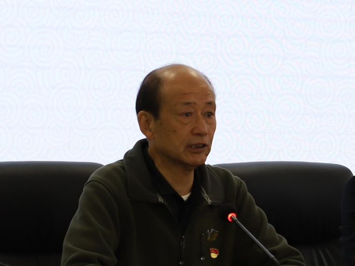 中心党支部举行首次党员过"政治生日"仪式,为四月份入党的费世福,彭苖