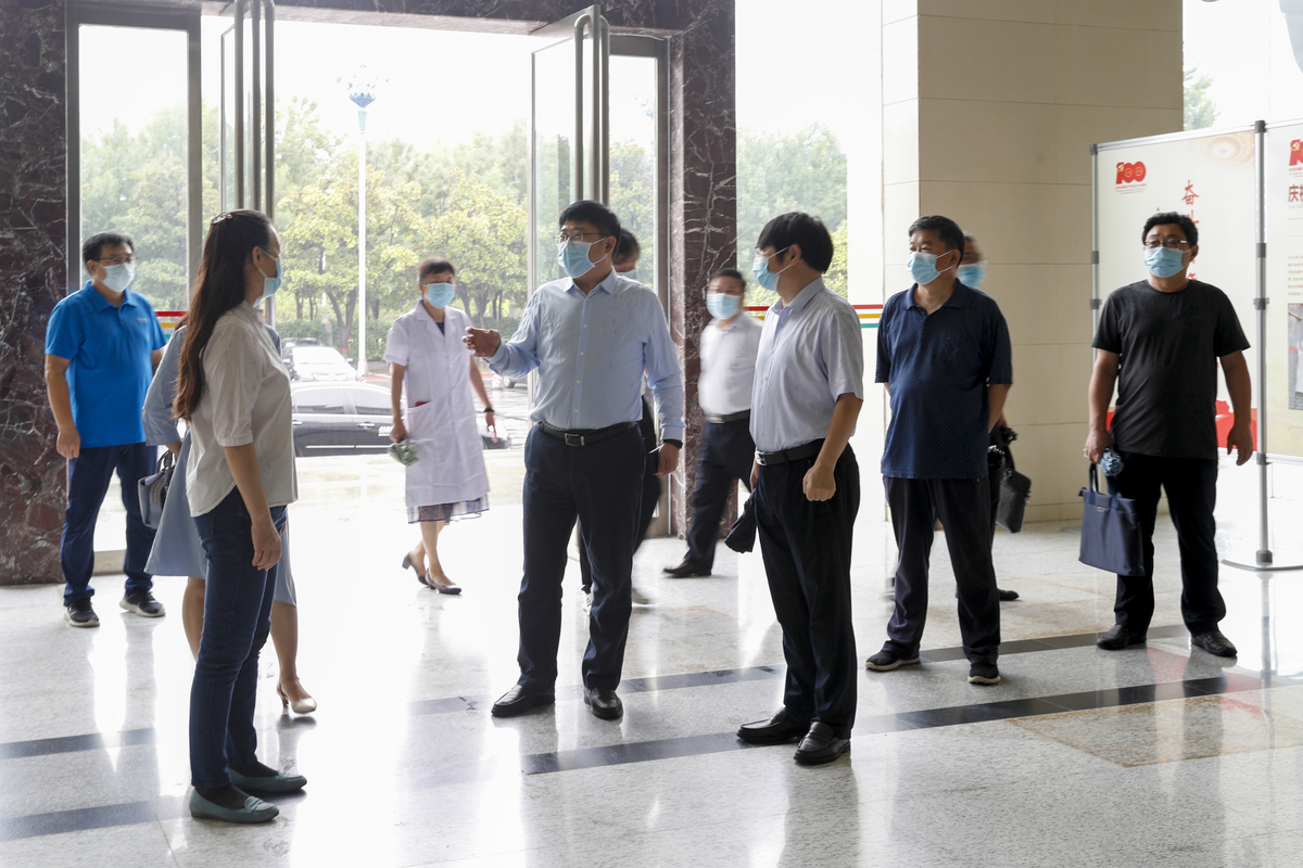省教育厅二级巡视员徐恒振带领高教处到包干高校督导检查疫情防控和灾后重建工作