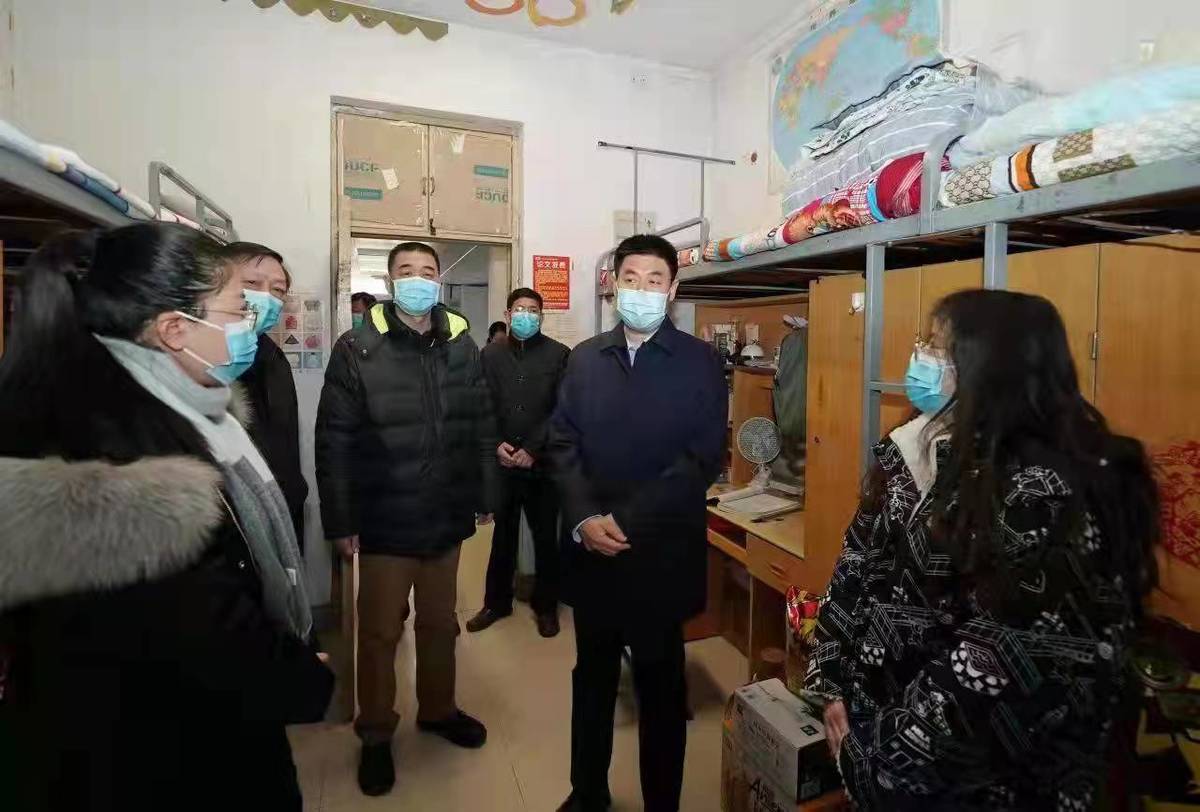 省教育厅党组书记、厅长宋争辉看望慰问郑州大学留校学生  新闻资讯  第3张