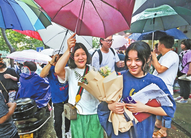 鲜花掌声少年凯旋