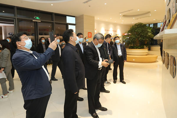 河南党政代表团走进中科院上海药物研究所和喜马拉雅总部