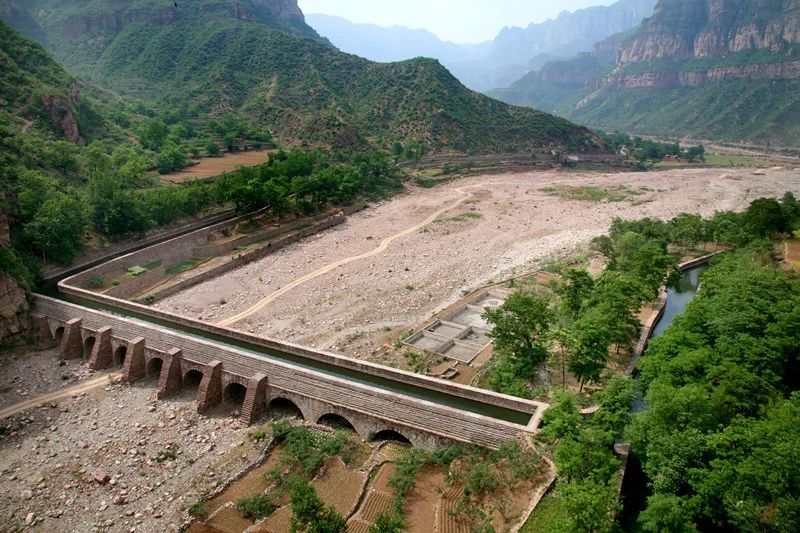 南谷洞渡槽红旗渠上的十孔渡槽