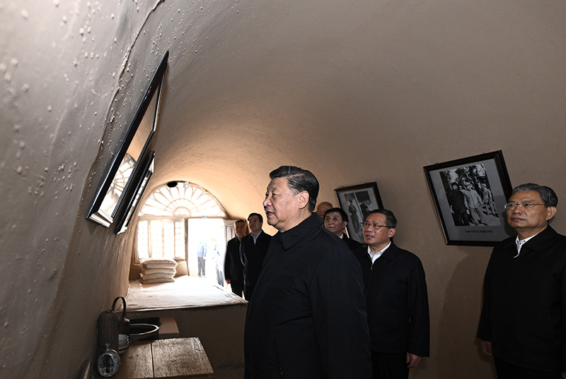 习近平： 弘扬伟大建党精神和延安精神 <br>为实现党的二十大提出的目标任务而团结奋斗