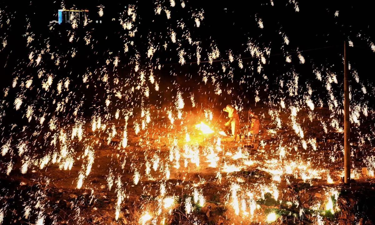 商城：非遗技艺“打铁花”闪耀夜空