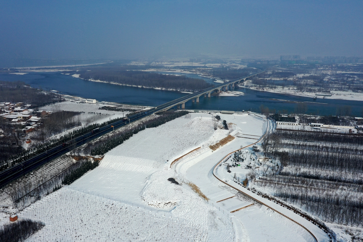 大雪初霁，黄河两岸美如画