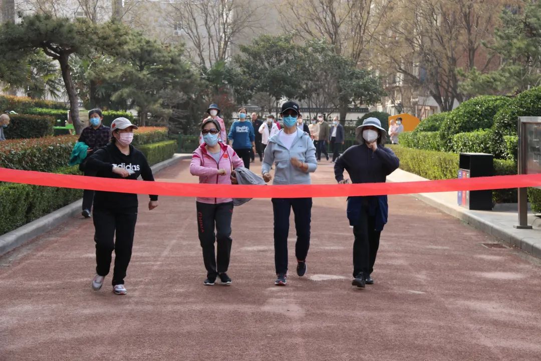 省体育局举行机关离退休人员“庆三八”春季健步走活动