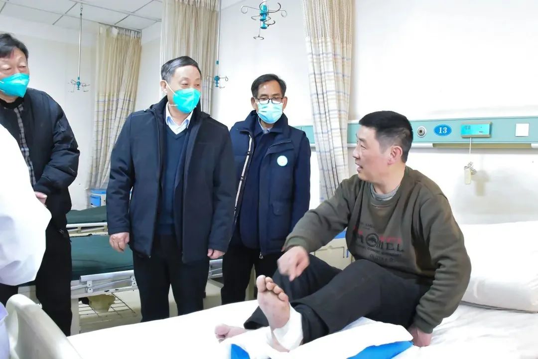 安钢集团党委副书记李福永看望慰问离退休老干部,工伤