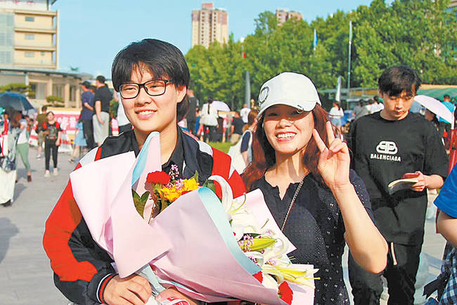 6月8日,鄭州四十七中高中部考點,一位考生高考結束後一路小跑衝出考場