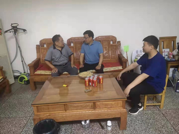 张增强在老党员汤富中家里,详细了解他生活以及身体状况,并指出老党员