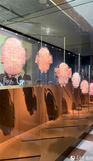 殷墟博物馆新馆展出的甲骨片。人民网记者 陈思摄